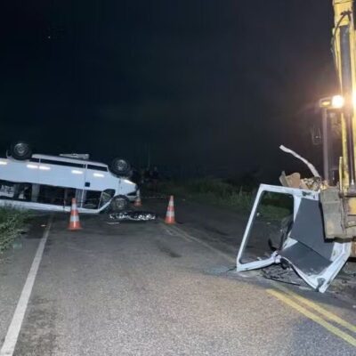 Acidente entre van de estudantes e trator deixa mortos no Sertão da PB