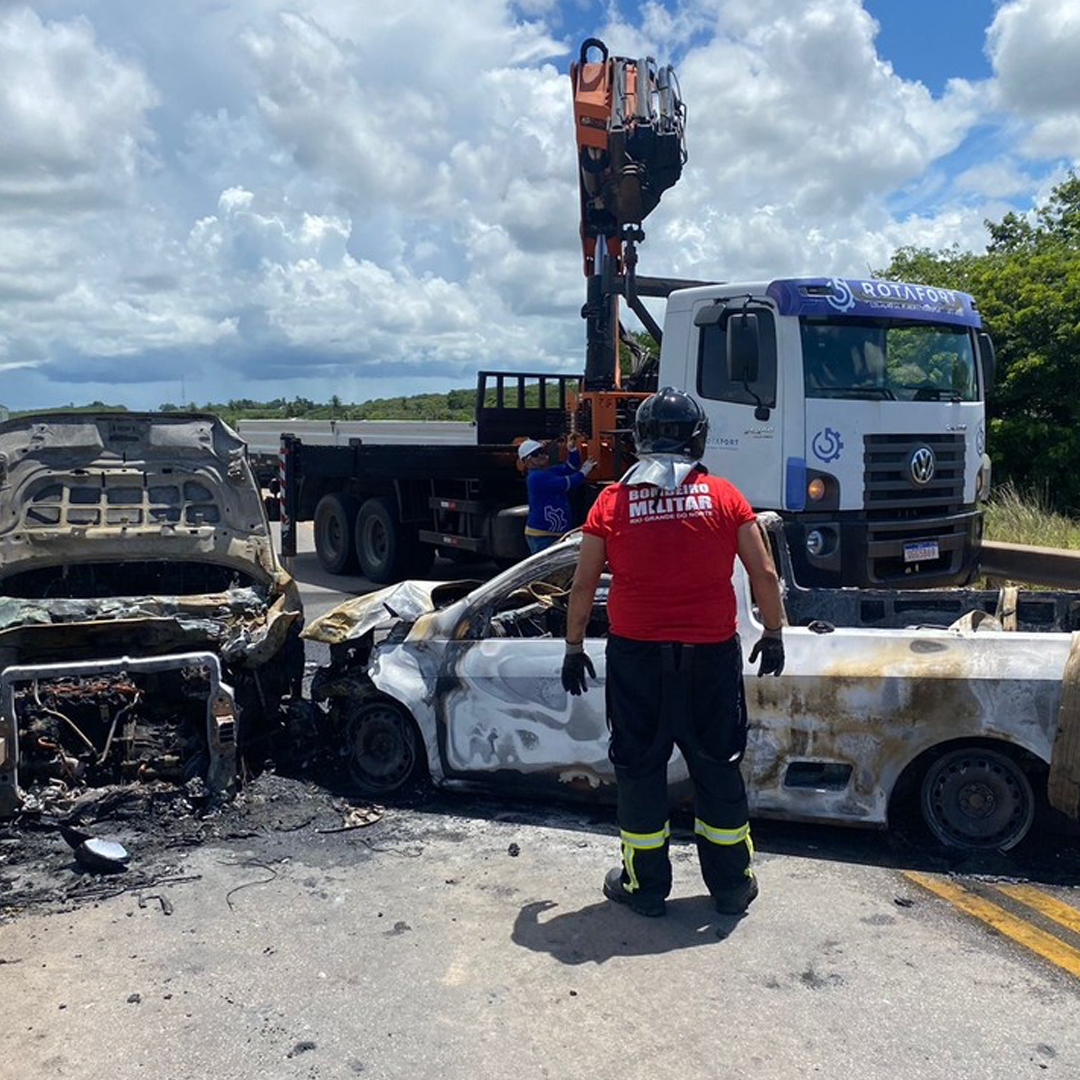 Carros batem de frente e são destruídos por incêndio na BR-304 em Macaíba, na Grande Natal