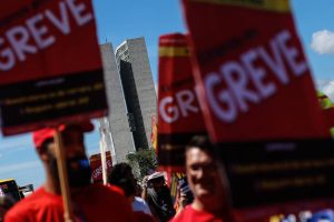 Universidades federais decidem continuar em greve após acordo do governo com sindicato