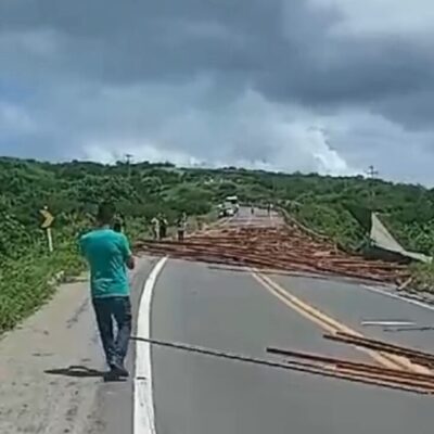 Acidente: Carreta bitren desengata e carga de madeira se espalha na Curva do S próximo a Campo Redondo; Trânsito temporariamente interrompido