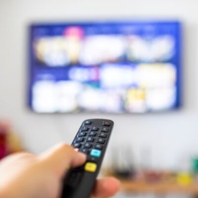 Investimento em meios digitais expõe crise de audiência da TV aberta