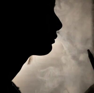 Mãe dá chiclete de nicotina para adolescente parar de fumar vape; jovem está com enfisema pulmonar aos 16 anos