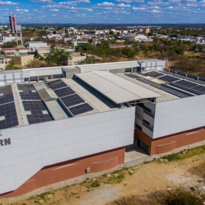 Empresa de energia doa usina solar à Escola Multicampi de Ciências Médicas em cidade no Seridó