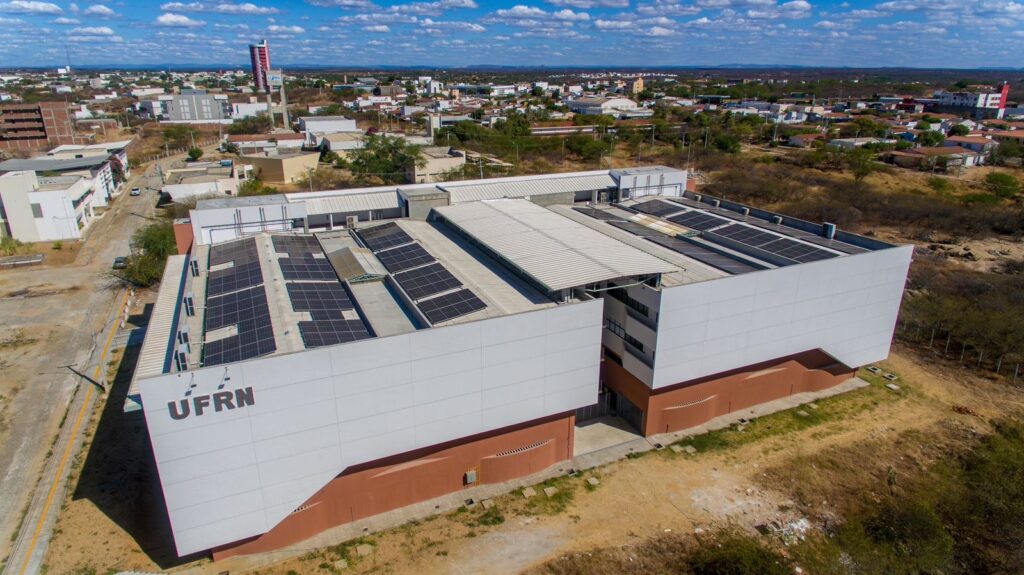 Empresa de energia doa usina solar à Escola Multicampi de Ciências Médicas em cidade no Seridó