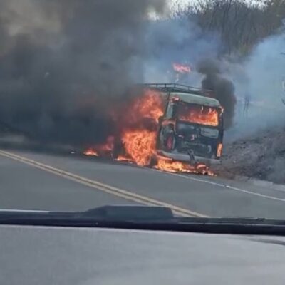 Veiculo pega fogo na BR-427, entre Currais Novos e Acari