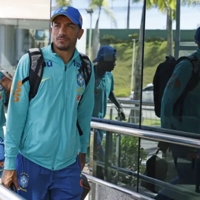 Seleção desembarca em Salvador para jogo contra o Uruguai