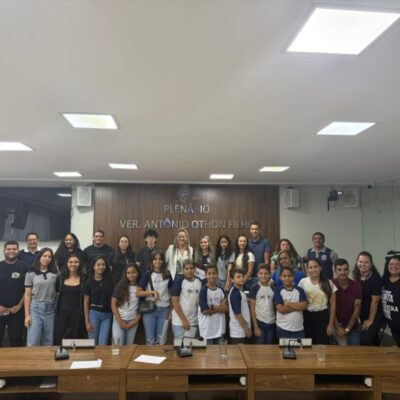 Crianças e jovens ocupam câmara de vereadores para apresentar e debater a realidade escolar