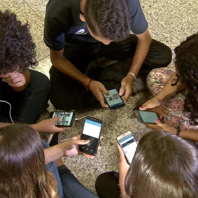 “Nem no recreio”: pesquisadores da educação criticam celular na escola