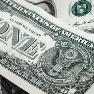 Dólar bate R$ 6 pela 1ª vez na história diante do pacote fiscal do governo Lula