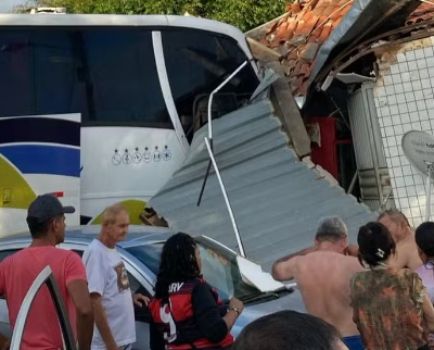 Ônibus desgovernado atinge comércio no interior do RN