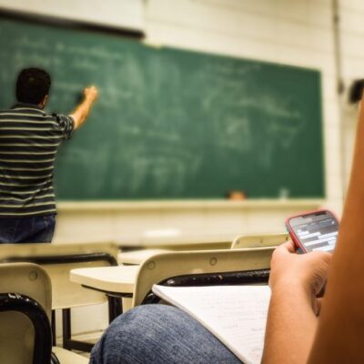 Escolas do RN se preparam para proibir celulares em sala de aula