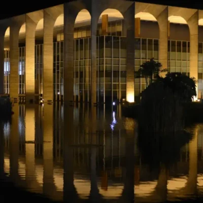 EUA violam acordo de repatriação ao transportar brasileiros com algemas e correntes, diz Itamaraty