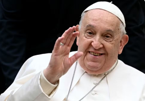 Papa Francisco está alerta e se alimentando, diz Vaticano