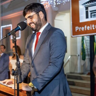 Prefeito de Currais Novos, Lucas Galvão, embarca para Brasília em sua primeira viagem oficial