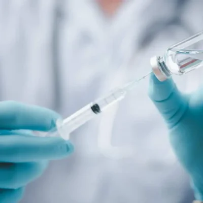 Ministério da Saúde garante abastecimento de vacinas contra covid-19 atuais e seguras