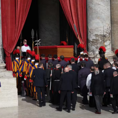 Corpo do papa Francisco chega à Basílica de São Pedro para dar início às celebrações do velório