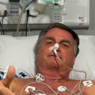 Cirurgia de Bolsonaro leva 12h e termina sem complicações