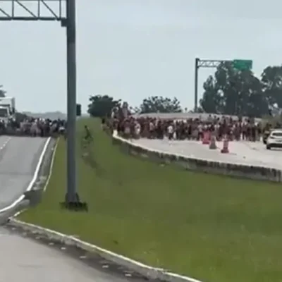 Indígenas bloqueiam BR-101 em Mamanguape