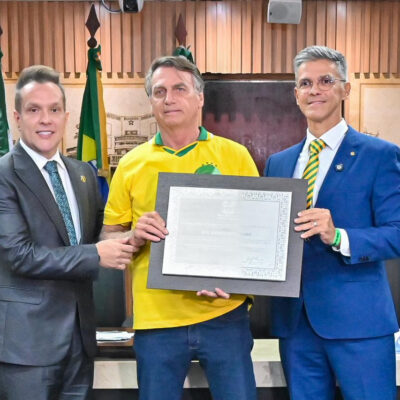 Em sessão conjunta, Assembleia e CMN fazem homenagem a Bolsonaro