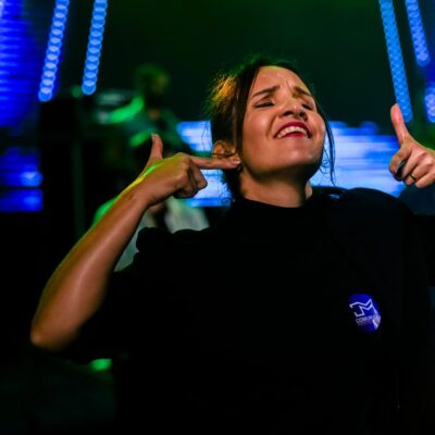 Intérprete de Libras destaca importância da inclusão cultural: “As pessoas saem dos eventos querendo aprender Libras”