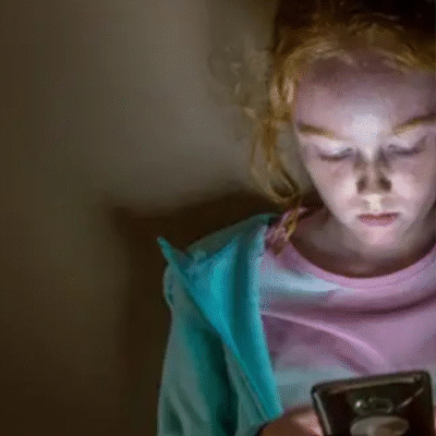 Estudo afirma: celular antes dos 13 anos acarreta doenças mentais