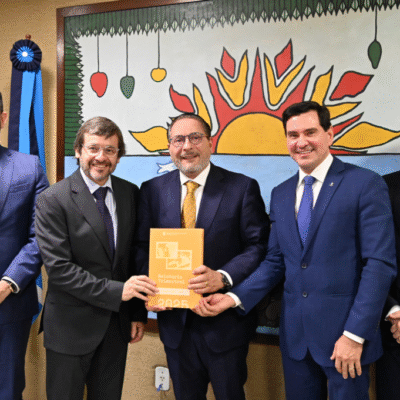 Presidente da ALRN recebe TCE para entrega de relatório trimestral