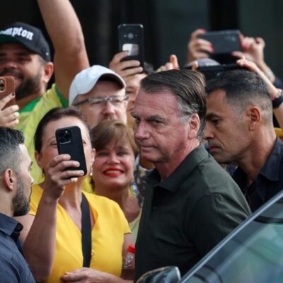 Bolsonaro deixa prisão domiciliar para exames médicos em hospital de Brasília