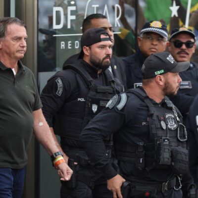 Bolsonaro é internado após mal-estar durante prisão domiciliar