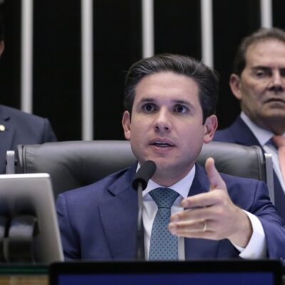 Centrão lidera aprovação rápida da PEC da Blindagem na Câmara dos Deputados