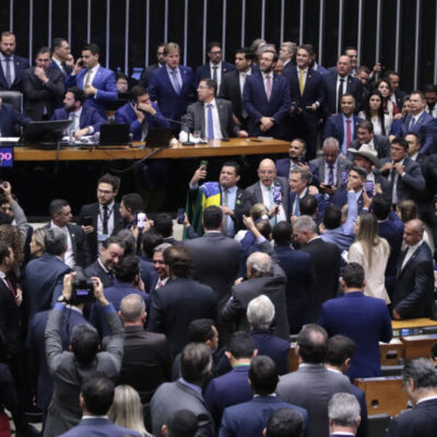 Centrão substitui anistia por redução de penas em acordo com STF