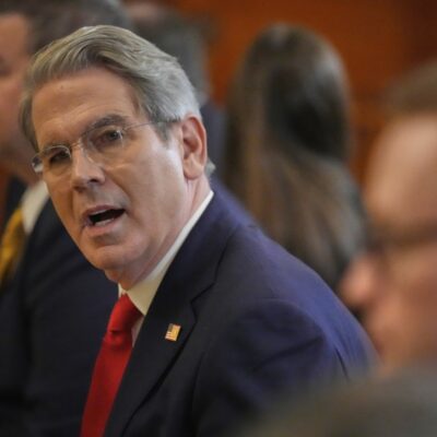 China apresenta exigências agressivas em negociações sobre TikTok, diz secretário americano