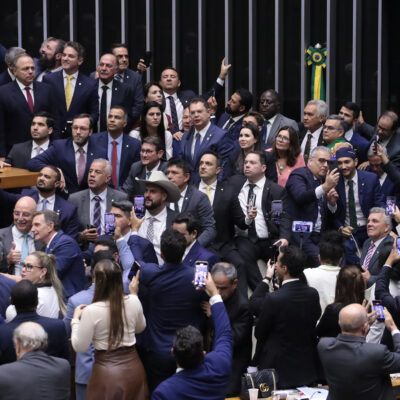Câmara aprova PEC da Blindagem e urgência para PL da Anistia em votação controversa