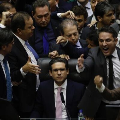 Câmara aprova PEC que amplia blindagem para parlamentares e posterga isenção do IR