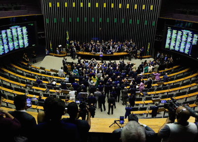 Câmara aprova PEC que dificulta processos contra parlamentares