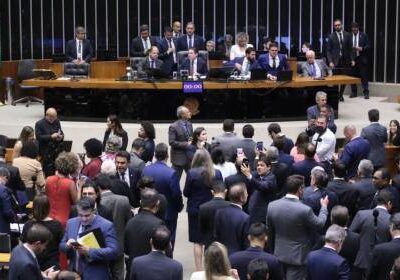 Câmara aprova urgência do PL da Anistia, mas deve limitar benefícios de Bolsonaro