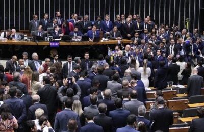 Câmara aprova urgência para anistia a condenados por atos golpistas