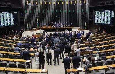 Deputados do PT votam a favor da PEC que dificulta investigações a congressistas