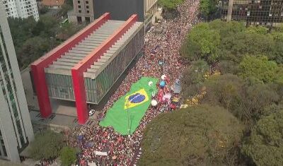 Esquerda promove ato na Paulista com bandeiras do Brasil e defesa da soberania
