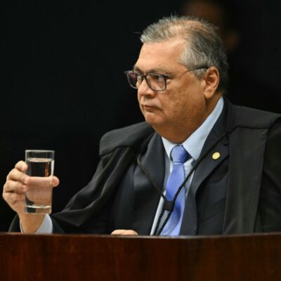 Flávio Dino suspende repasses de emendas a nove municípios por falta de transparência