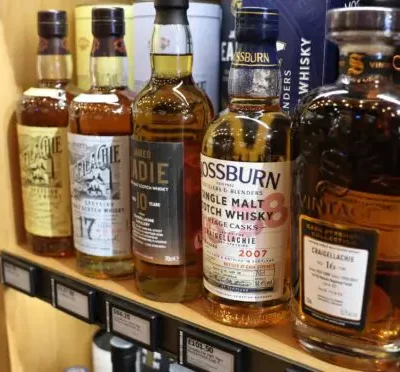 Força-tarefa apreende bebidas sem procedência após mortes por metanol em SP