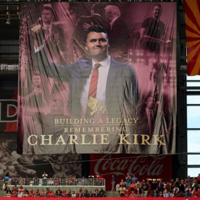 Funeral de Charlie Kirk em Arizona reúne 100 mil pessoas com discursos de Trump e aliados