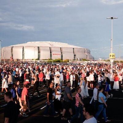 Funeral de Charlie Kirk reúne mais de 100 mil em estádio com Trump e Musk