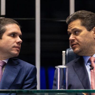 Hugo Motta e Davi Alcolumbre avaliam urgência da anistia para casos do 8 de janeiro