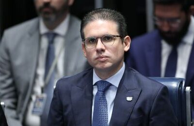 Hugo Motta veta Eduardo Bolsonaro e facilita cassação do deputado