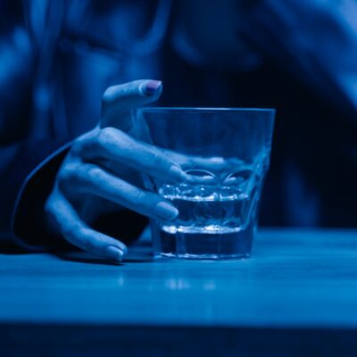 Intoxicação por metanol em bebidas causa mortes e alerta no Brasil