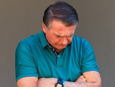 Jair Bolsonaro tem crise de pressão e vai a hospital em prisão domiciliar