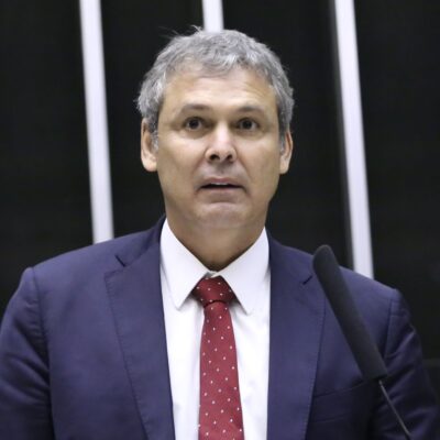 Lindbergh Farias critica votação que pode anistiar Bolsonaro na Câmara
