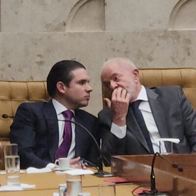 Lula e Hugo Motta conversam durante posse de Fachin no STF