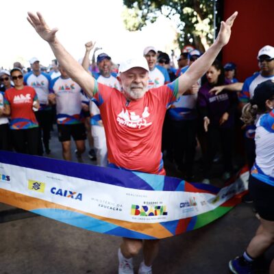 Lula faz caminhada em Brasília, provoca Bolsonaro e fala em soberania