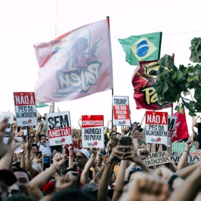 Manifestantes protestam em Fortaleza contra PEC da Blindagem e anistia